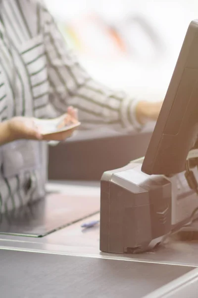 Közeli fel egy leosztás pénztáros pénztár mögött pénztárgép monitor — Stock Fotó