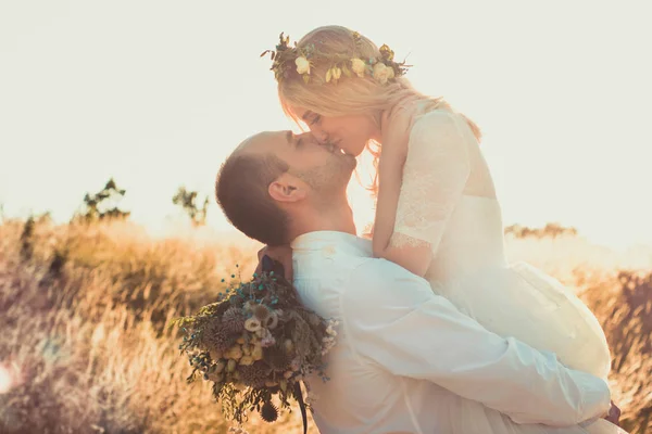 Visão traseira na noiva e noivo de mãos dadas no dia ensolarado de verão. Casamento ao ar livre e relacionamentoconceito romântico — Fotografia de Stock