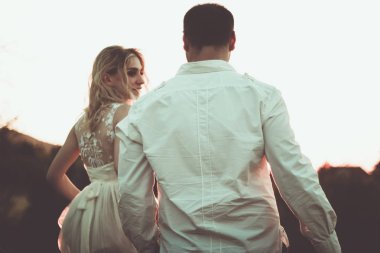 Romantik bir gezi iki aşıklar açık havada gün batımıkapalı görmek.