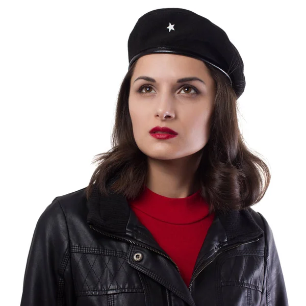 Junge Frau schwarze Jacke, roter Pullover und Hut mit Bezug auf ernesto che guevara auf weißem Hintergrund. — Stockfoto