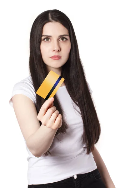 Μαύρα μαλλιά νεαρή γυναίκα με πιστωτική κάρτα — Φωτογραφία Αρχείου