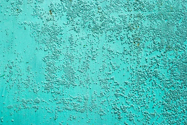 Поверхность старой металлической стены покрыта большим количеством трещин, в которых видна ржавая металлическая основа. Уничтожение старой синей потрескавшейся краски. Текстура фона . — стоковое фото