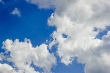 Mavi gökyüzü ve güzel pofuduk bulut. En iyi gökyüzü fotoğrafı arkaplanı.