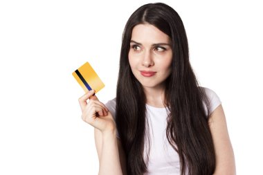 Kredi kartı ile siyah saçlı genç kadın