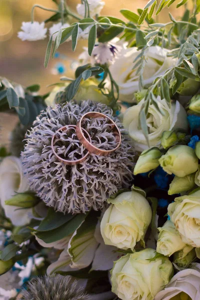 素朴な花嫁の花束の結婚指輪のクローズアップビュー — ストック写真