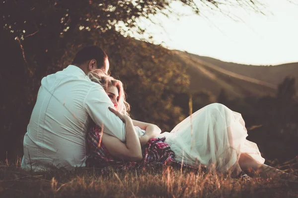 Dos amantes en un viaje romántico ver el atardecer en el aire libre . — Foto de Stock