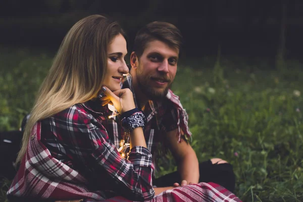 Um jovem casal de amantes perdeu o comboio. Tocando música com guitarra nos trilhos na floresta de outono esperando o próximo trem. — Fotografia de Stock