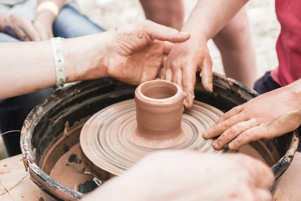 Çocuklarla çömlekçi tekerleğinde seramik üretim sürecine yakından bak. Çocuk konsepti ile Kil el sanatları. — Stok fotoğraf