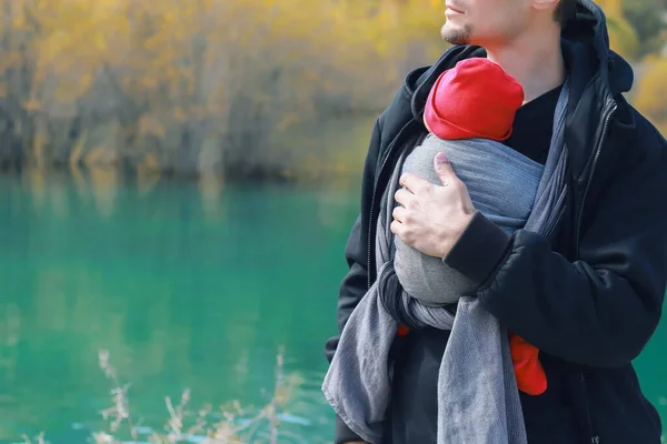 Aantrekkelijke Jonge Vader Met Haar Baby Sling Outdoor Man Draagt — Stockfoto