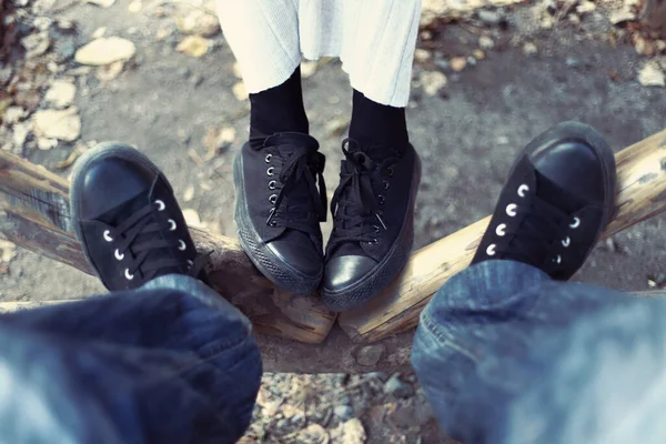 Una Foto Cerca Una Mujer Hombre Zapatillas Negras Sobre Fondo — Foto de Stock