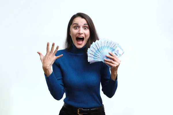 Uma Mulher Feliz Alegra Dinheiro Tenge Contra Fundo Homogêneo — Fotografia de Stock