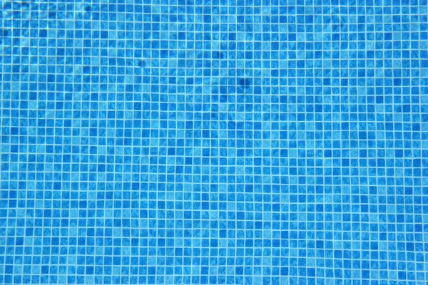 Vista Superior Água Limpa Fundo Piscina Azulejo Azul Efeito Ondulação — Fotografia de Stock