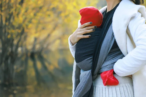 Mooie Jonge Moeder Met Haar Baby Sling Outdoor Moeder Draagt — Stockfoto