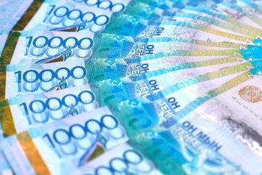 Beyaz arka planda bir deste para.