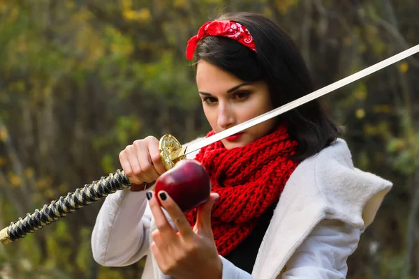 Elinde Keskin Bir Bıçak Olan Bir Kadın Kırmızı Bir Elmayı — Stok fotoğraf