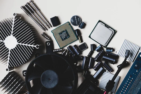 Bovenaanzicht Van Computeronderdelen Met Cpu Ventilatorkoeler Batterij Condensatoren Radiator Chip — Stockfoto