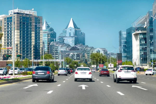 Almaty, Kazakistan - 13 Haziran 2020: Nurly Tau, Almaty şehrindeki Al-Farabi Bulvarı boyunca binalar kompleksi.