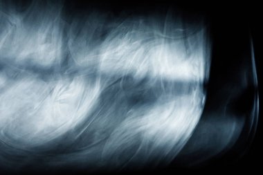 Sahnede sis ve dumanlı ışıklar var. Sahne ışığı ekipmanı