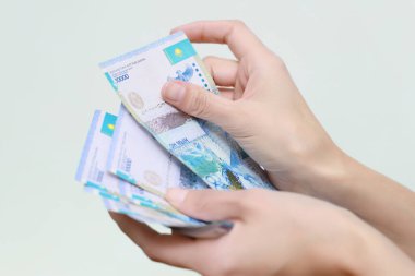 Kazakistan 'ın ulusal para birimi kadınların elinde..