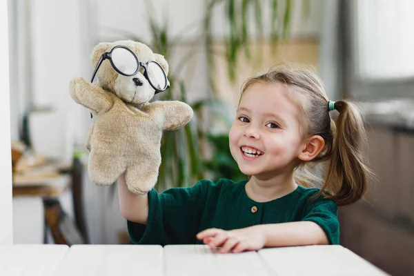 Piękna Dziewczynka Bawi Się Muppetem Okrągłych Okularach Uśmiecha Się Podczas — Zdjęcie stockowe