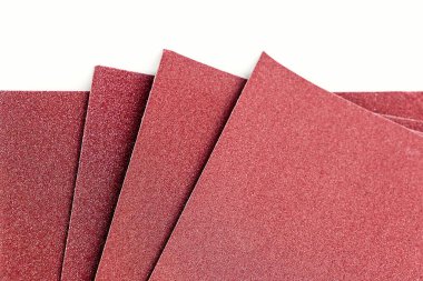 Beyaz arkaplanda izole edilmiş zümrüt bez..