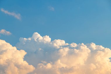 yaz mavi gökyüzü ve beyaz kabarık bulutlu arkaplan fotokopi alanı ile.