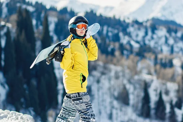 Omuzlarında Kayak Tahtası Olan Sarı Ceketli Genç Bir Kadın Kayak — Stok fotoğraf