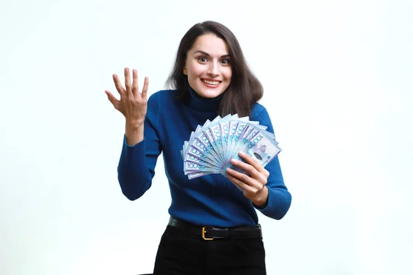 Imagem Uma Jovem Morena Feliz Tenge Mão Fundo Uniforme — Fotografia de Stock