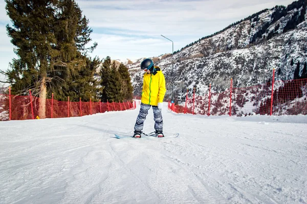 Gyönyörű Fiatal Fekete Sisakban Sárga Kabátban Megtanul Lábujjhegyen Lovagolni Snowboardon — Stock Fotó