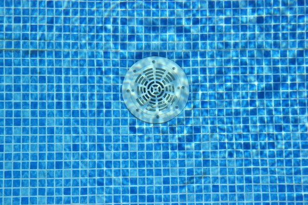 Agujero Drenaje Piscina Con Azulejo Azul Agua Limpia — Foto de Stock