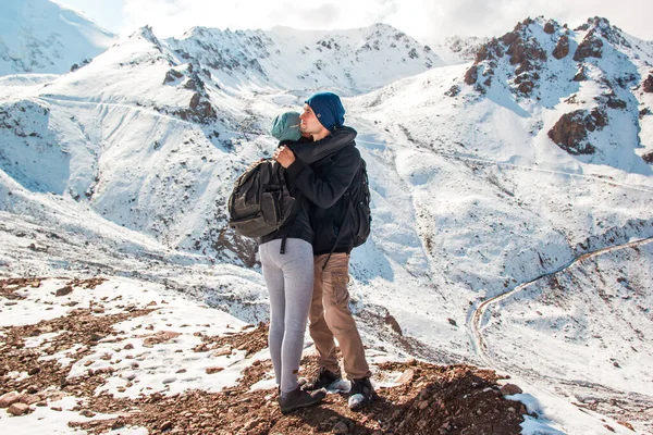 Casal Jovem Abraçando Outro Fundo Montanhas Nevadas — Fotografia de Stock