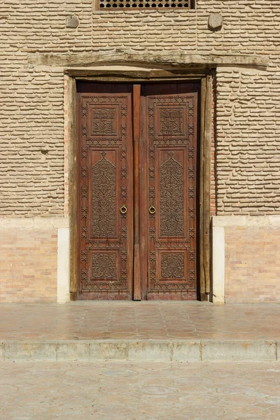 中世のトルコ城から古い木彫りのドア カザフスタン南部のトルキスタンのハワハ アフマド ヤサウィの中世の霊廟 シルクロード遺産ツアー — ストック写真
