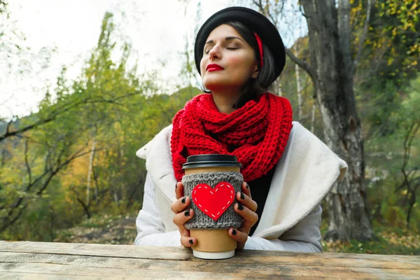 Ung Kvinna Svart Hatt Dricker Kaffe Från Mysiga Kopp Naturen — Stockfoto