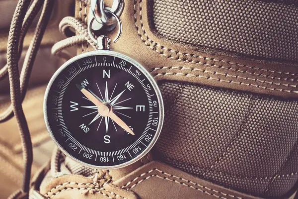 Kompas i różne wyposażenie kempingowe. Pojęcie przygody i podróży — Zdjęcie stockowe