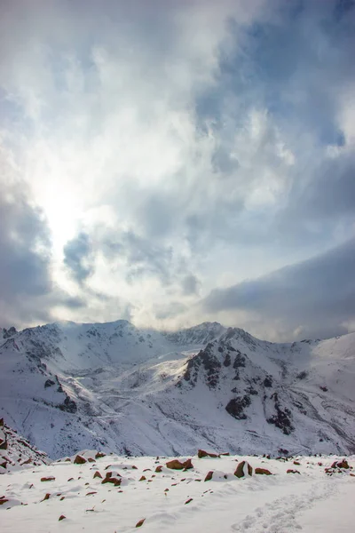 Zon Verlicht Sneeuwbergen Wolken Sluiten Lucht — Stockfoto