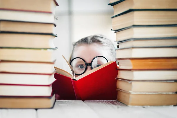 Školní Běloška Kulatých Brýlích Dívá Červenou Knihu Koncept Raného Vývoje — Stock fotografie