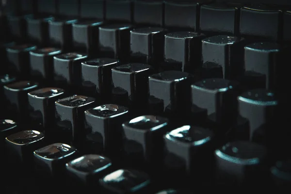 Крупный План Клавиатуры Старинной Пишущей Машинки Старого Черного Цвета — стоковое фото