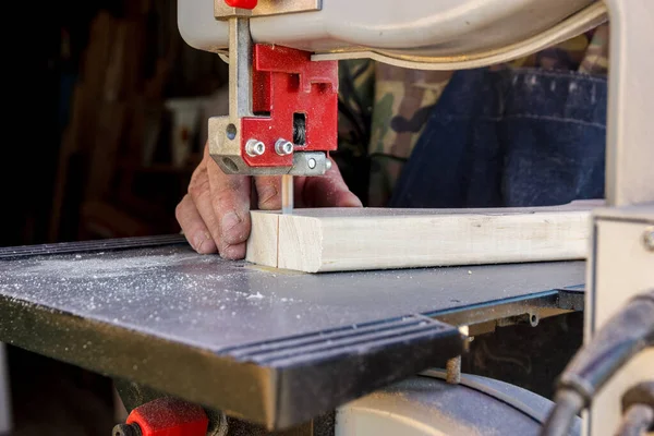 Las Manos Los Trabajadores Cerca Taller Carpintería Cortan Tronco Tablas —  Fotos de Stock