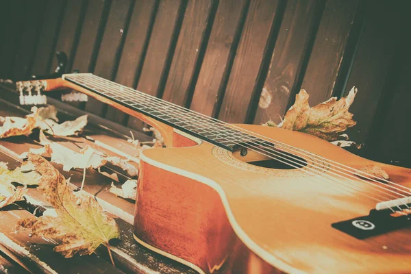在木制背景上的秋天枫叶声古典吉他碎片的特写 秋季现场音乐会概念 — 图库照片
