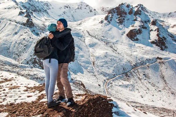 Jovem Abraça Sua Esposa Fundo Montanhas Nevadas Férias Nas Montanhas — Fotografia de Stock