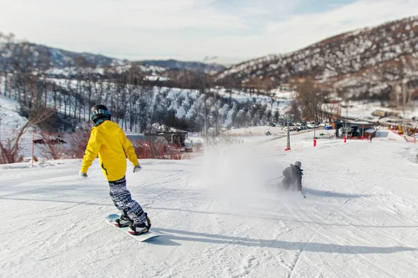 Incidente Sulla Pista Sci Uno Snowboarder Aggira Uno Sciatore Caduto — Foto Stock