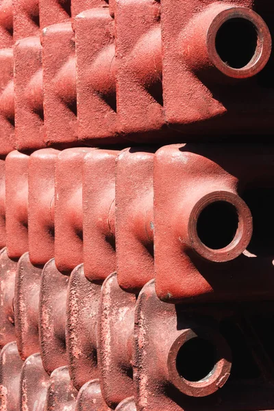 Крупный План Красные Чугунные Радиаторы Элементы Системы Отопления Вертикаль — стоковое фото
