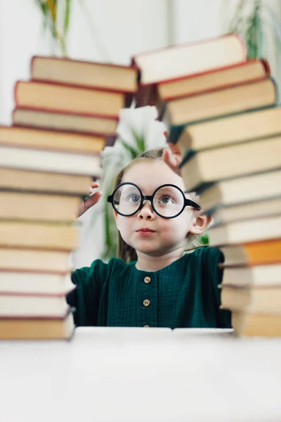 美丽的小女孩 戴着眼镜 带着书本 — 图库照片