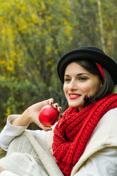 Siyah Şapkalı Güzel Bir Kadın Elinde Kırmızı Bir Elma Olan — Stok fotoğraf