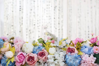 Çiçek aranjmanı, beyaz arka planda fotokopi alanı olan düğün çiçekleri