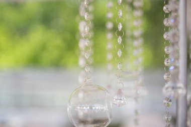 Düğün şenliği arka planında Bokeh etkisi ve kamera merceği parlamaları. Cam inciler ve metal süslemeler. Beyaz renkler, parlak