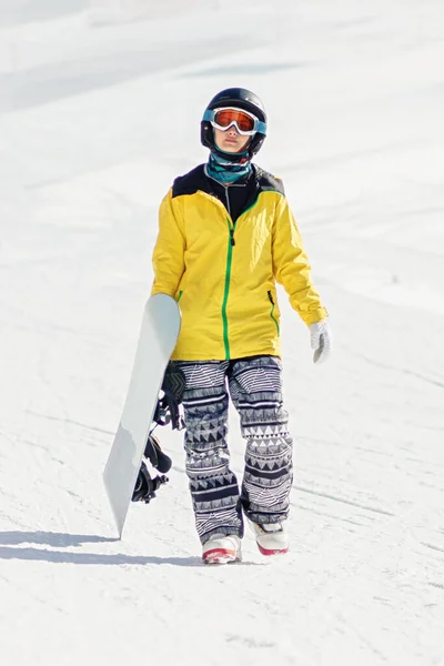 Jovem Com Snowboard Mão Andando Pista Esqui Ela Está Olhando — Fotografia de Stock