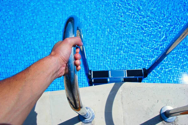 Treppen Zum Pool Der Mit Sauberem Wasser Gefüllt Ist Hand — Stockfoto