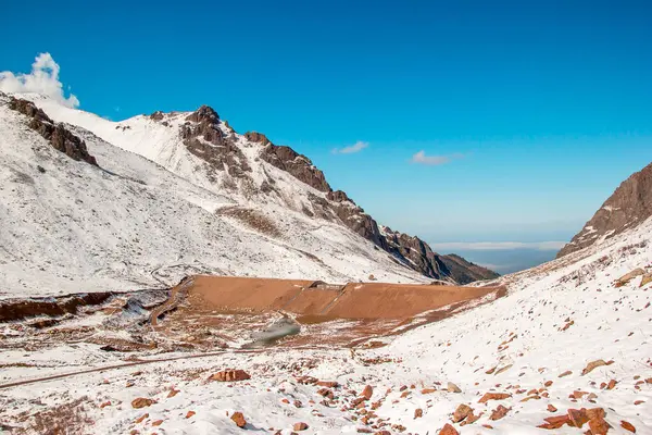 Staudamm Zwischen Berghängen Schneeberge Und Blauer Himmel — Stockfoto