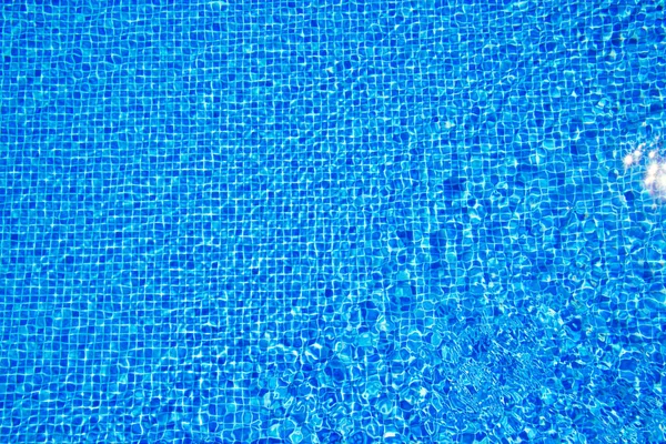 Draufsicht Auf Klares Wasser Vor Blauem Fliesenpool Hintergrund Welleffekt — Stockfoto